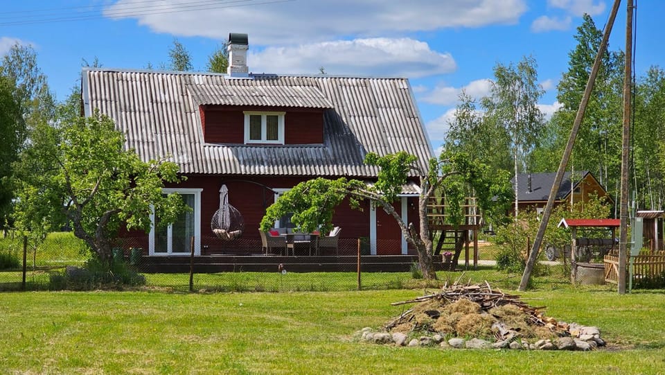 Property building, Day, Natural landscape, Garden, Garden view