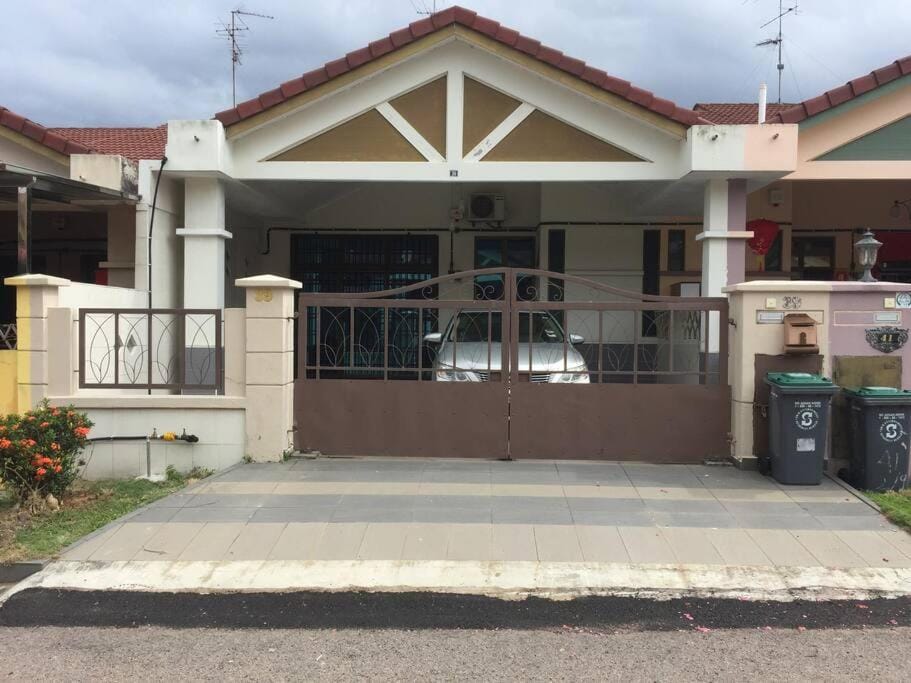 Facade/entrance