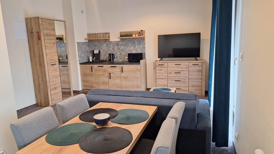 TV and multimedia, Kitchen or kitchenette, Seating area