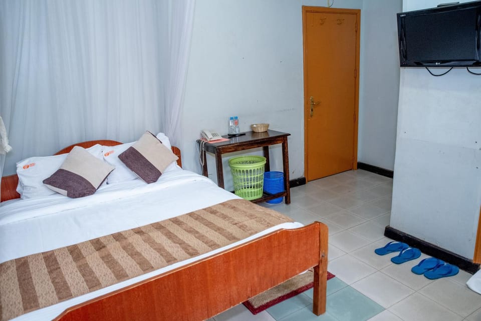 Bed, TV and multimedia, Evening entertainment, Bedroom