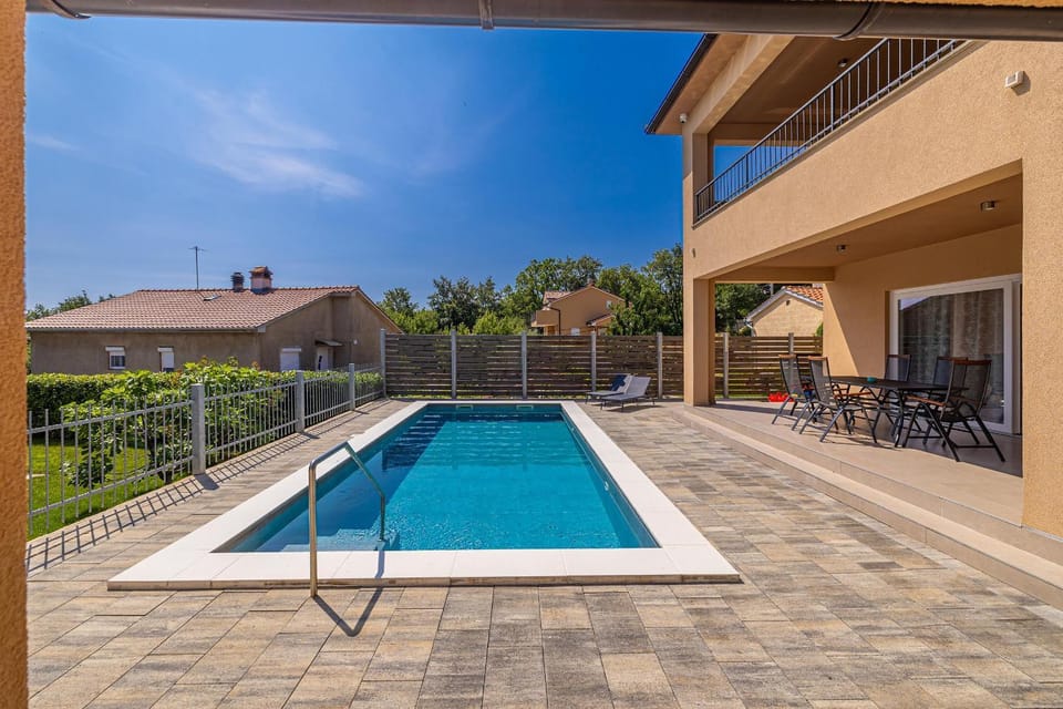 Day, Swimming pool