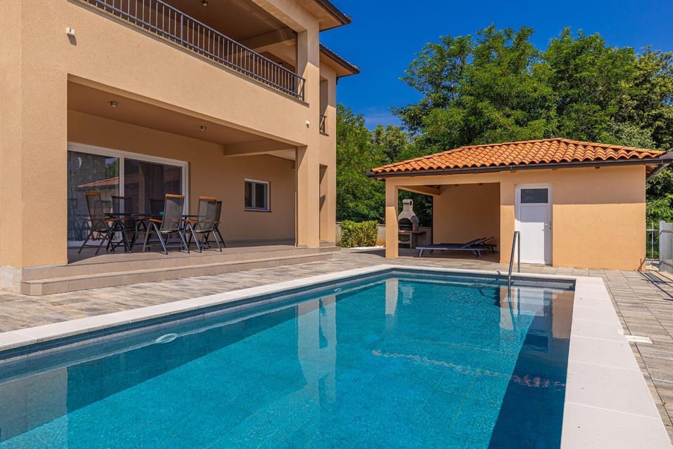 Day, Swimming pool