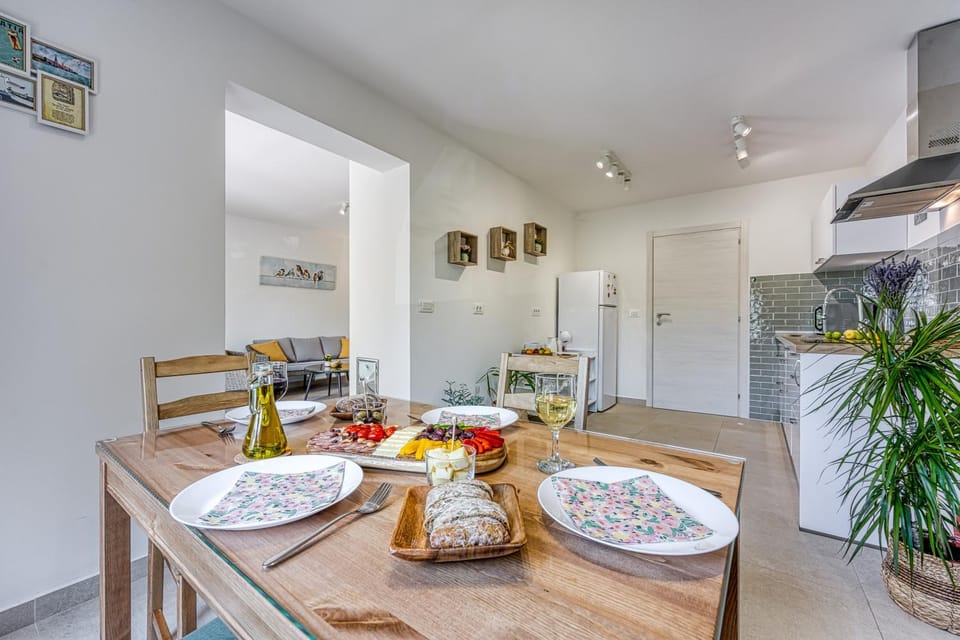 Dining area, kitchen