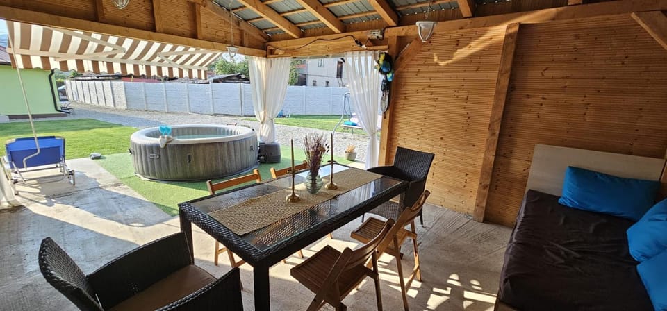 Seating area, Dining area