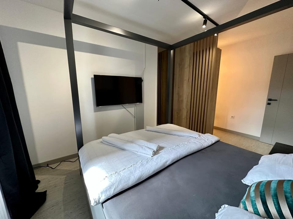 Communal lounge/ TV room, Bed, TV and multimedia, Bedroom, towels, wardrobe