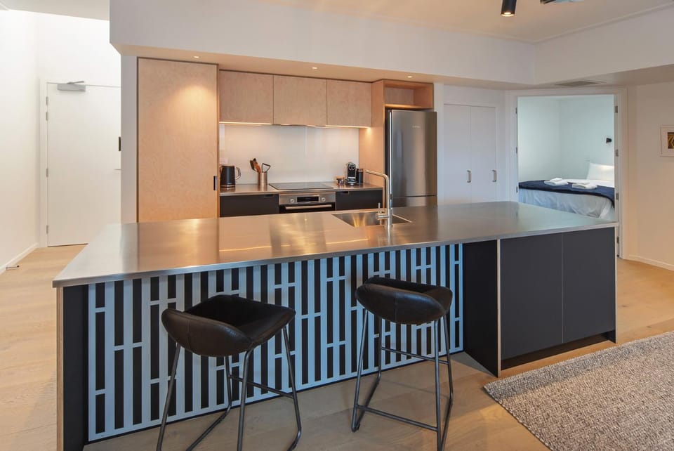 Modern City Apartment - Car Park, Rooftop Balcony Apartment in Nelson
