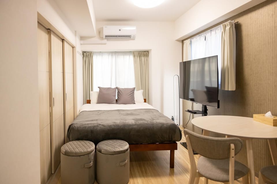 Bed, TV and multimedia, Living room, Photo of the whole room, hair dresser