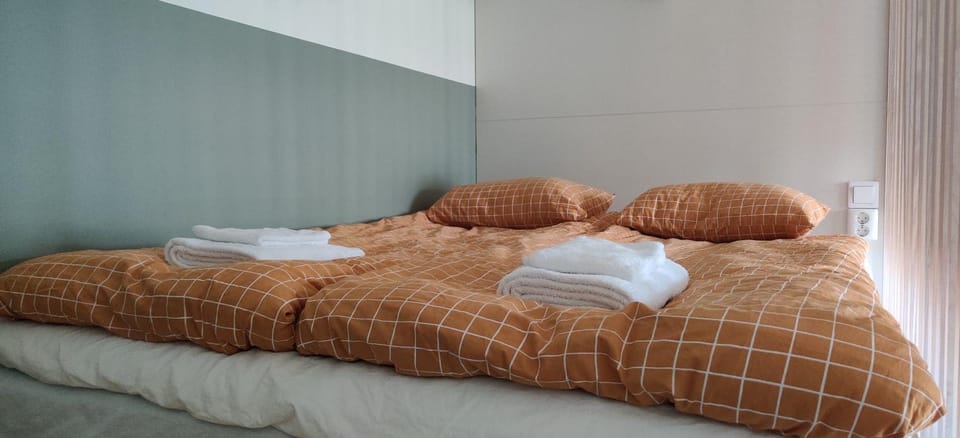 Bed, towels