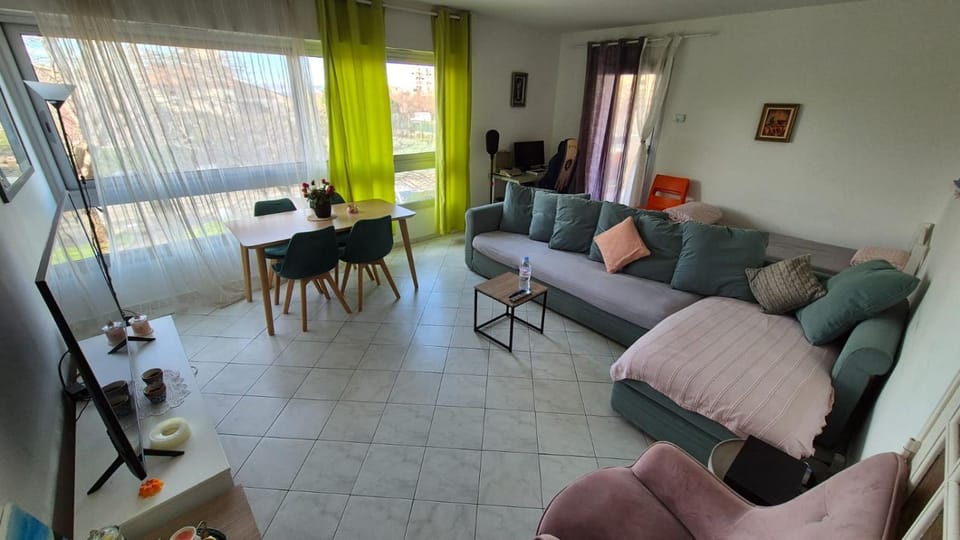 Communal lounge/ TV room, Bed, TV and multimedia, Living room, Seating area, Garden view