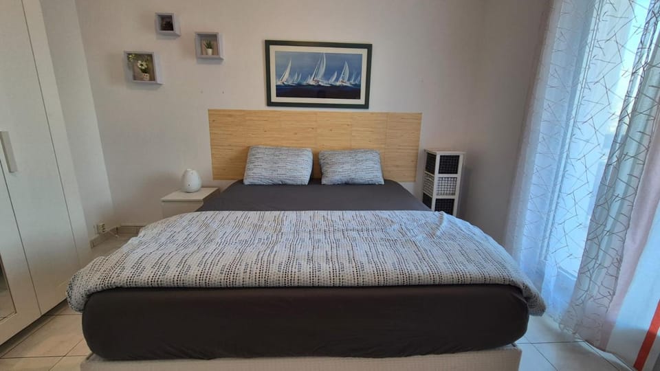 Bed, Photo of the whole room, wardrobe