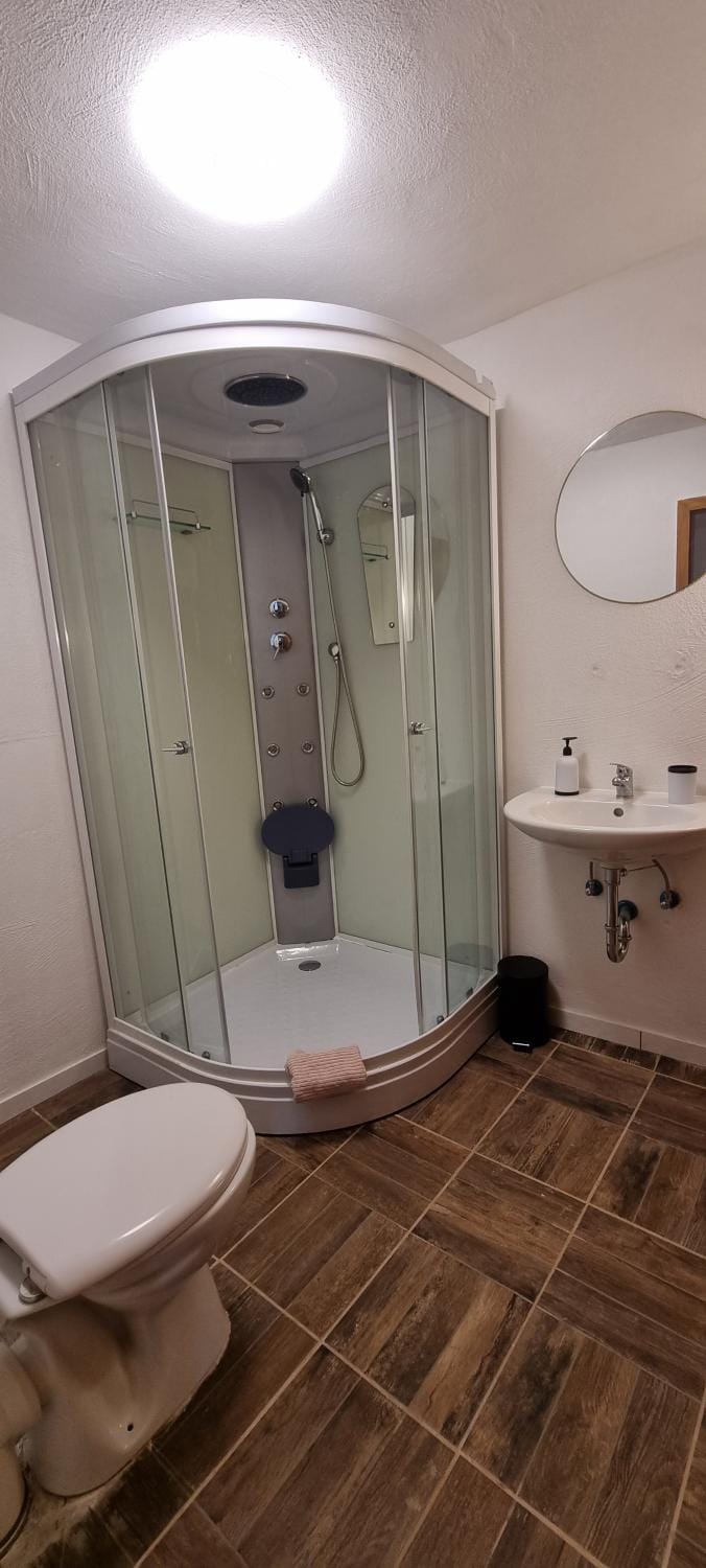 Shower, Toilet