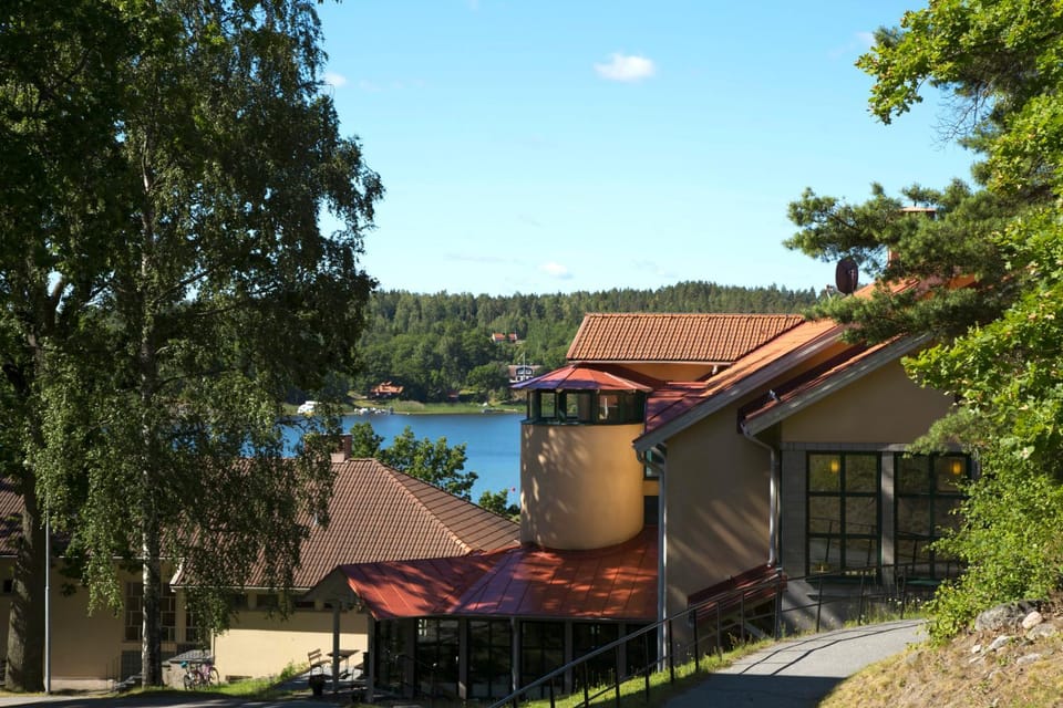 Facade/entrance, Day, Natural landscape, Lake view, Parking, internet, internet