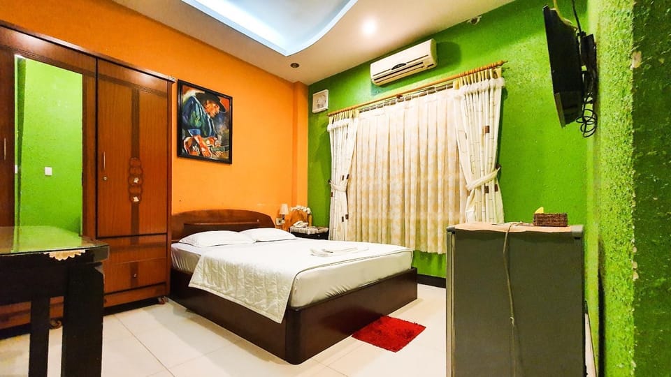 Bed, TV and multimedia, Bedroom