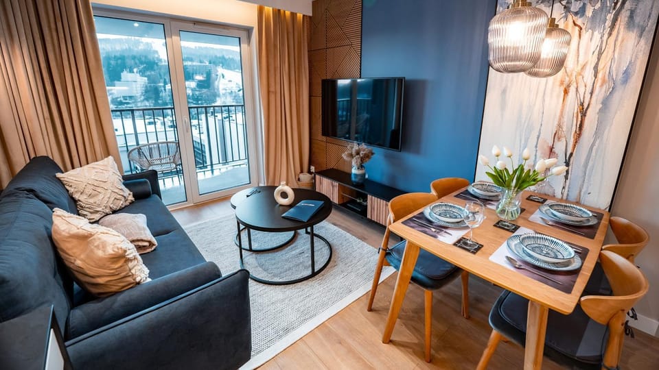 TV and multimedia, Living room, Seating area, Dining area