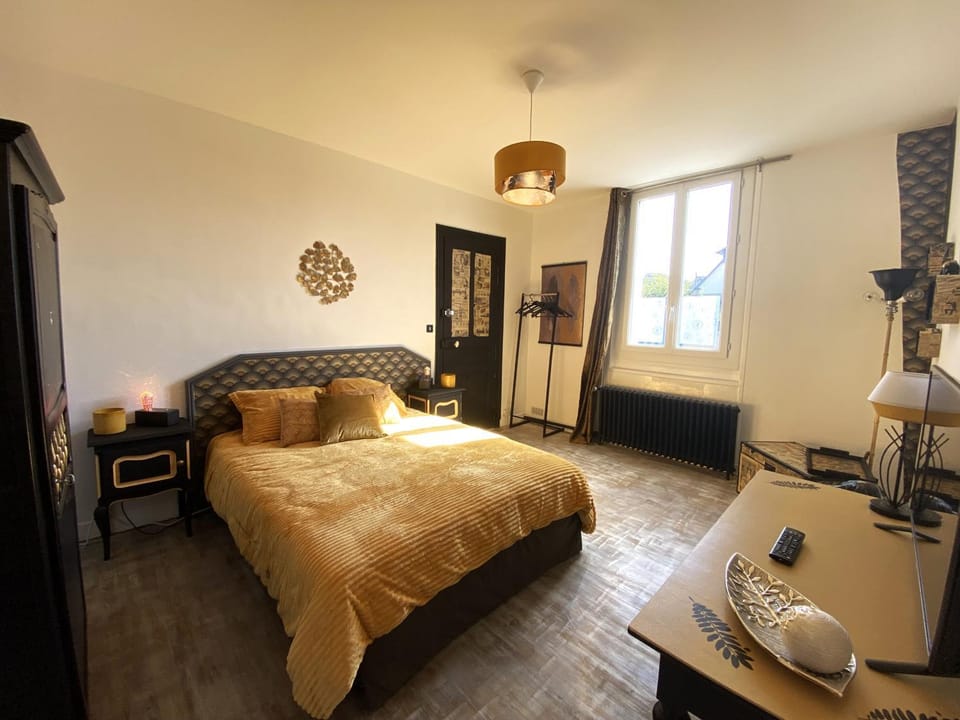 Photo of the whole room, Bedroom