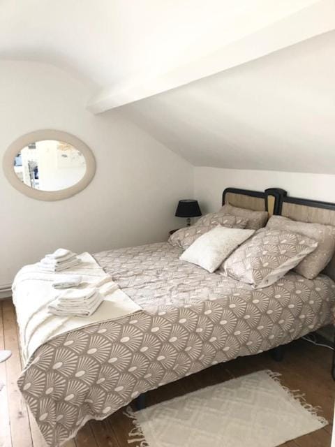 Bed, towels