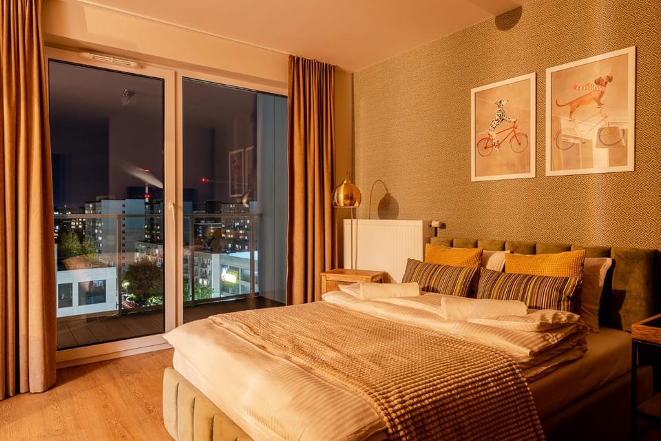 Bed, Photo of the whole room, Seating area, Bedroom