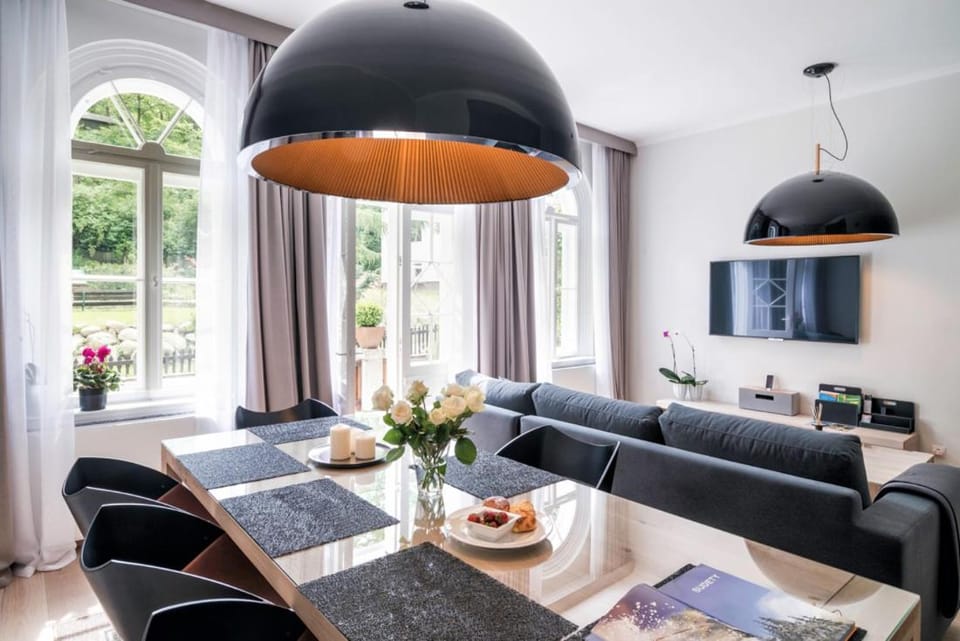 TV and multimedia, Living room, Seating area, Dining area