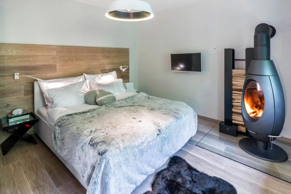 Bed, TV and multimedia, Bedroom, flat iron