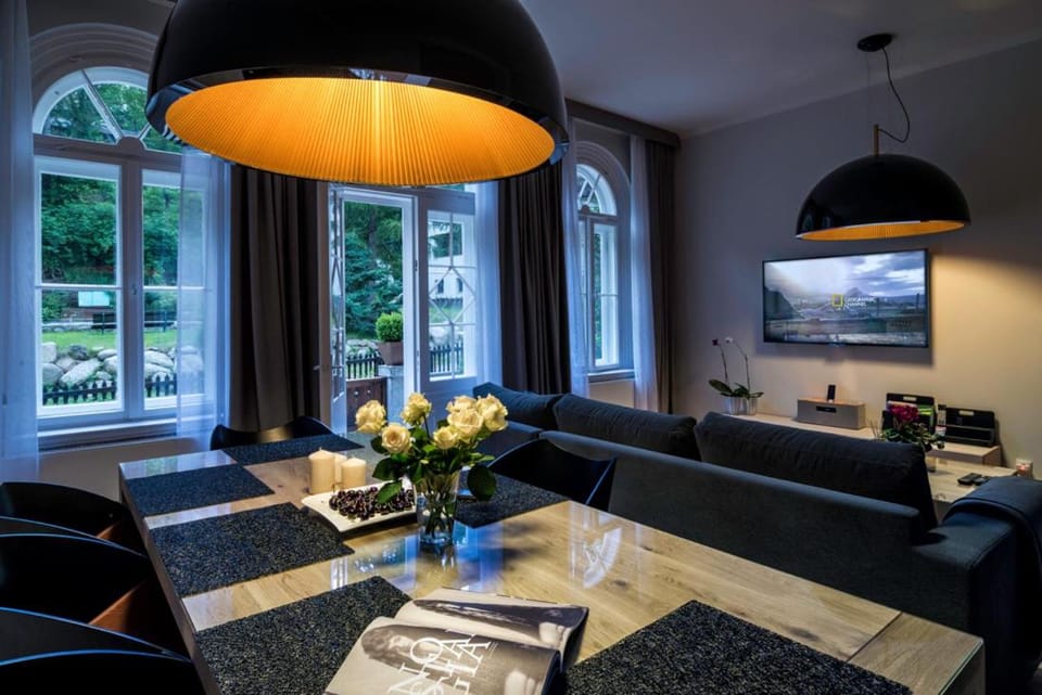 Day, TV and multimedia, Living room, Seating area, Dining area