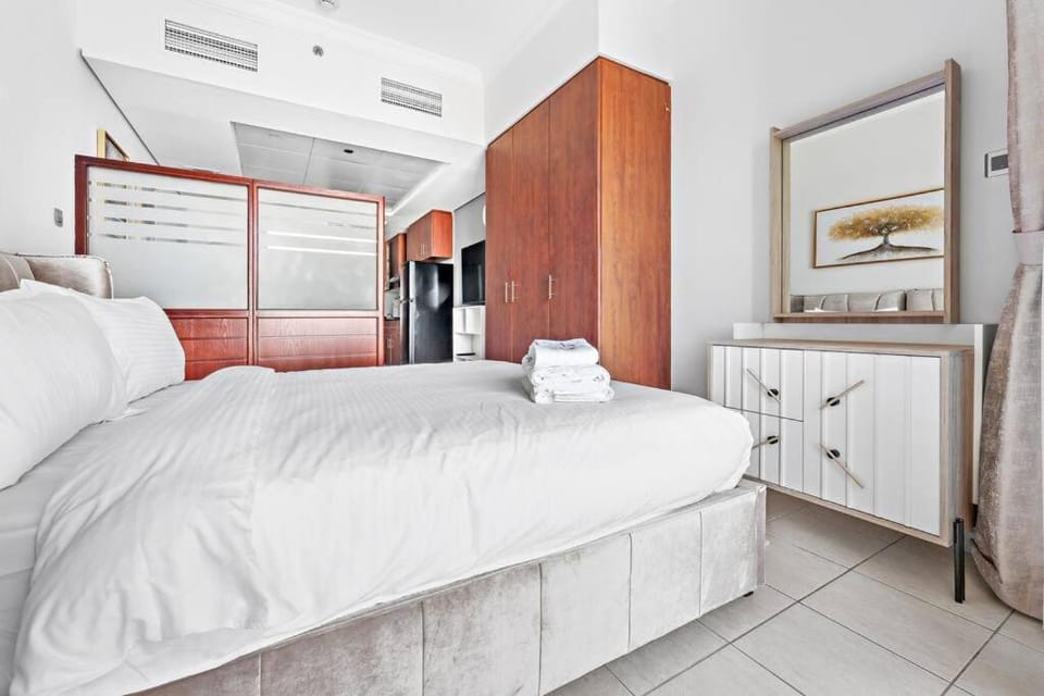 StoneTree - Furnished Studio Near Metro Apartment in Dubai