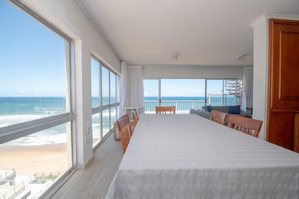 View (from property/room), Balcony/Terrace, Photo of the whole room, Dining area, Beach, Sea view