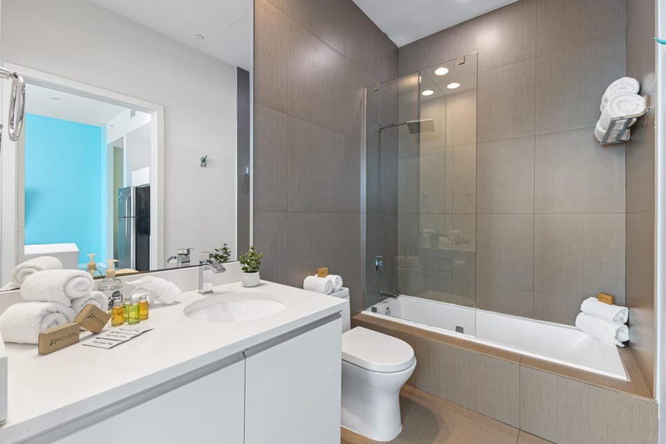 Shower, Toilet, Bathroom, Bath, towels
