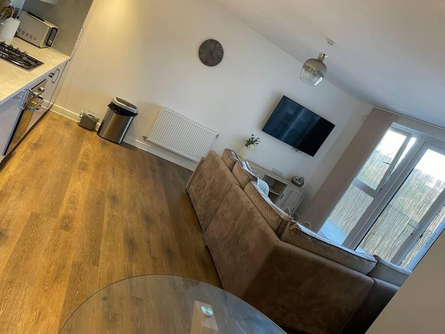 TV and multimedia, Kitchen or kitchenette, Living room, Seating area