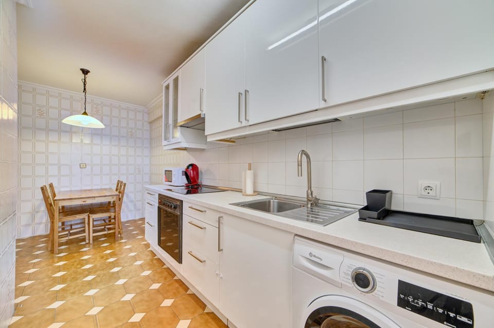 Kitchen or kitchenette, Dining area, minibar, pet friendly, washing machine