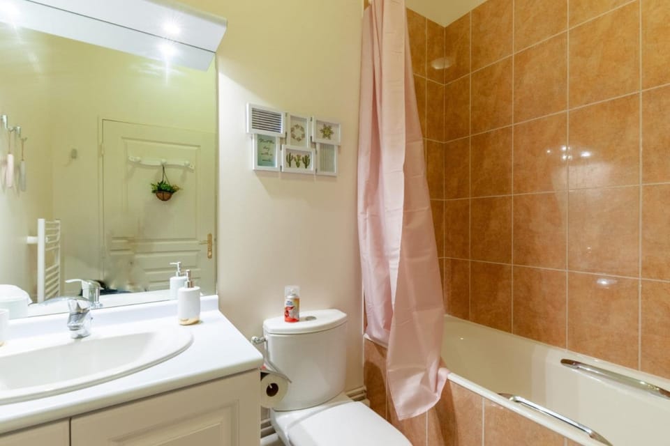 Toilet, Bath, towels