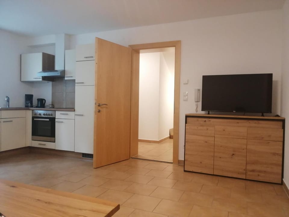 TV and multimedia, Kitchen or kitchenette, oven, stove