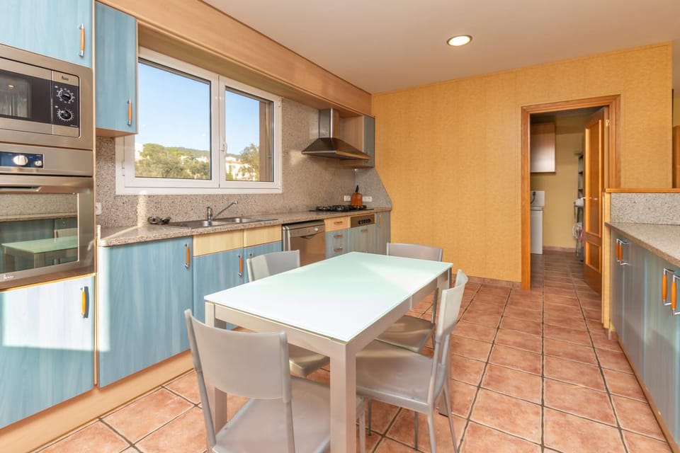 Property building, Kitchen or kitchenette, Living room