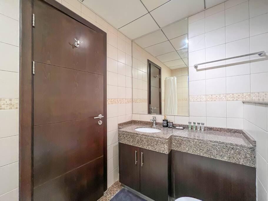 StoneTree - Furnished 1BR near Marina Walk Apartment in Dubai
