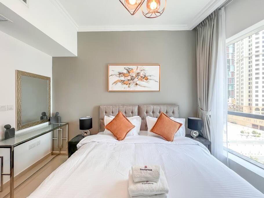 StoneTree - Furnished 1BR near Marina Walk Apartment in Dubai
