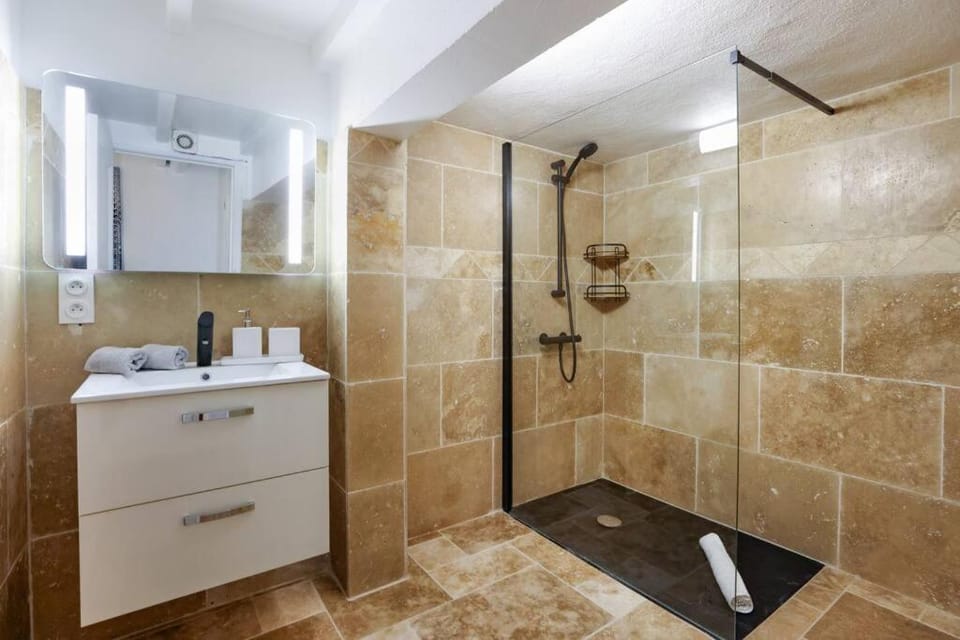 Shower, Bathroom, towels
