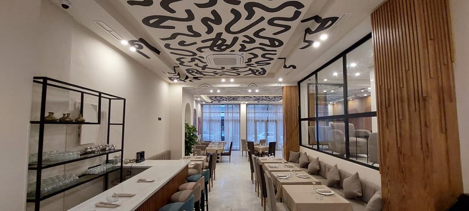 Restaurant/places to eat, Living room, Seating area, Area and facilities