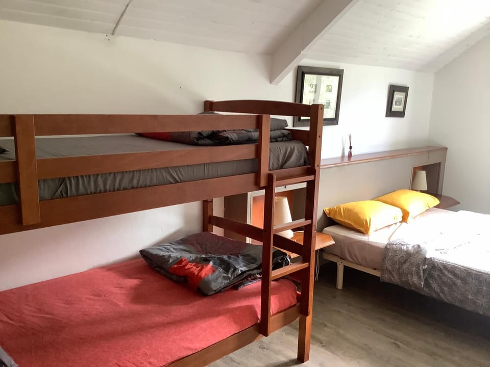 Bedroom, bunk bed, towels