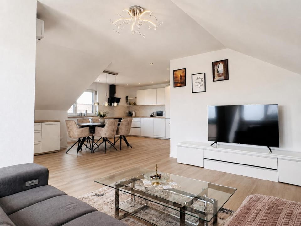 TV and multimedia, Kitchen or kitchenette, Living room, Seating area, Dining area, Evening entertainment