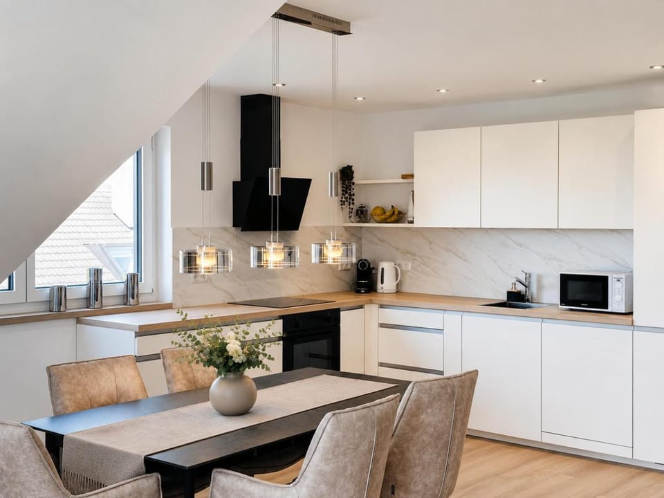 Coffee/tea facilities, Kitchen or kitchenette, Dining area, stove