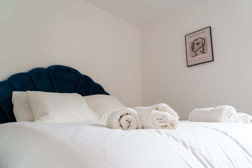 Bed, Bedroom, towels