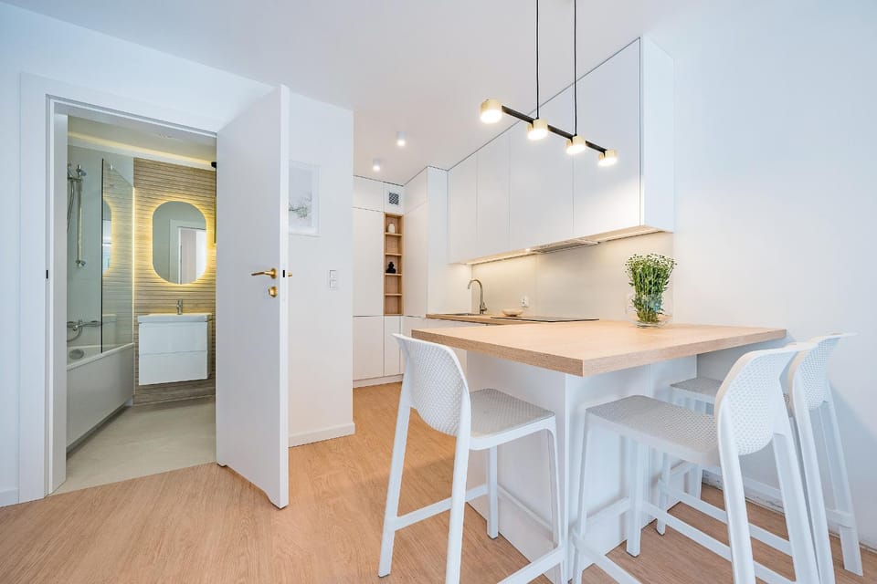 Kitchen or kitchenette, Dining area