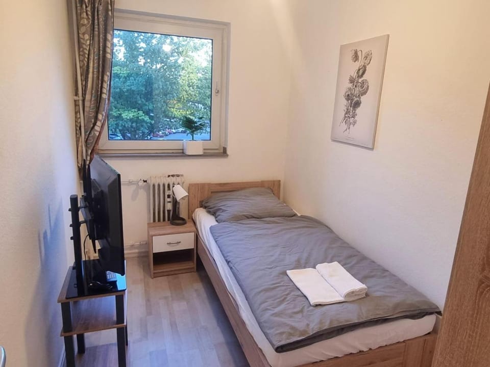 Bed, TV and multimedia, Photo of the whole room, Bedroom, towels