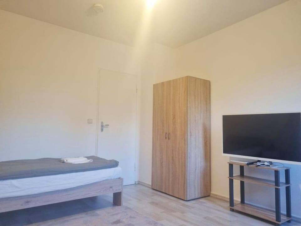 Bed, TV and multimedia, Photo of the whole room, Bedroom, wardrobe