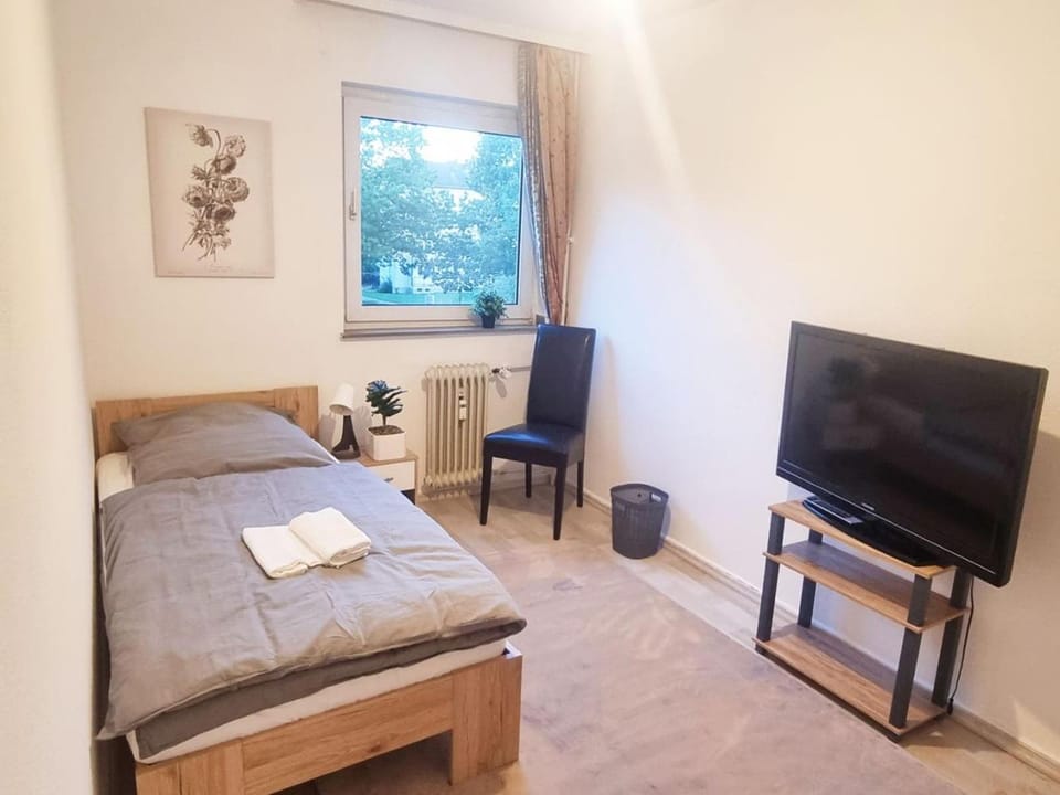 Bed, TV and multimedia, Photo of the whole room, Seating area, Bedroom