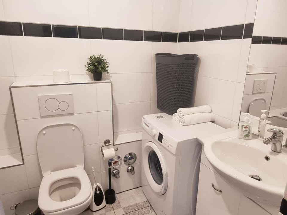 Toilet, Bathroom, towels, washing machine