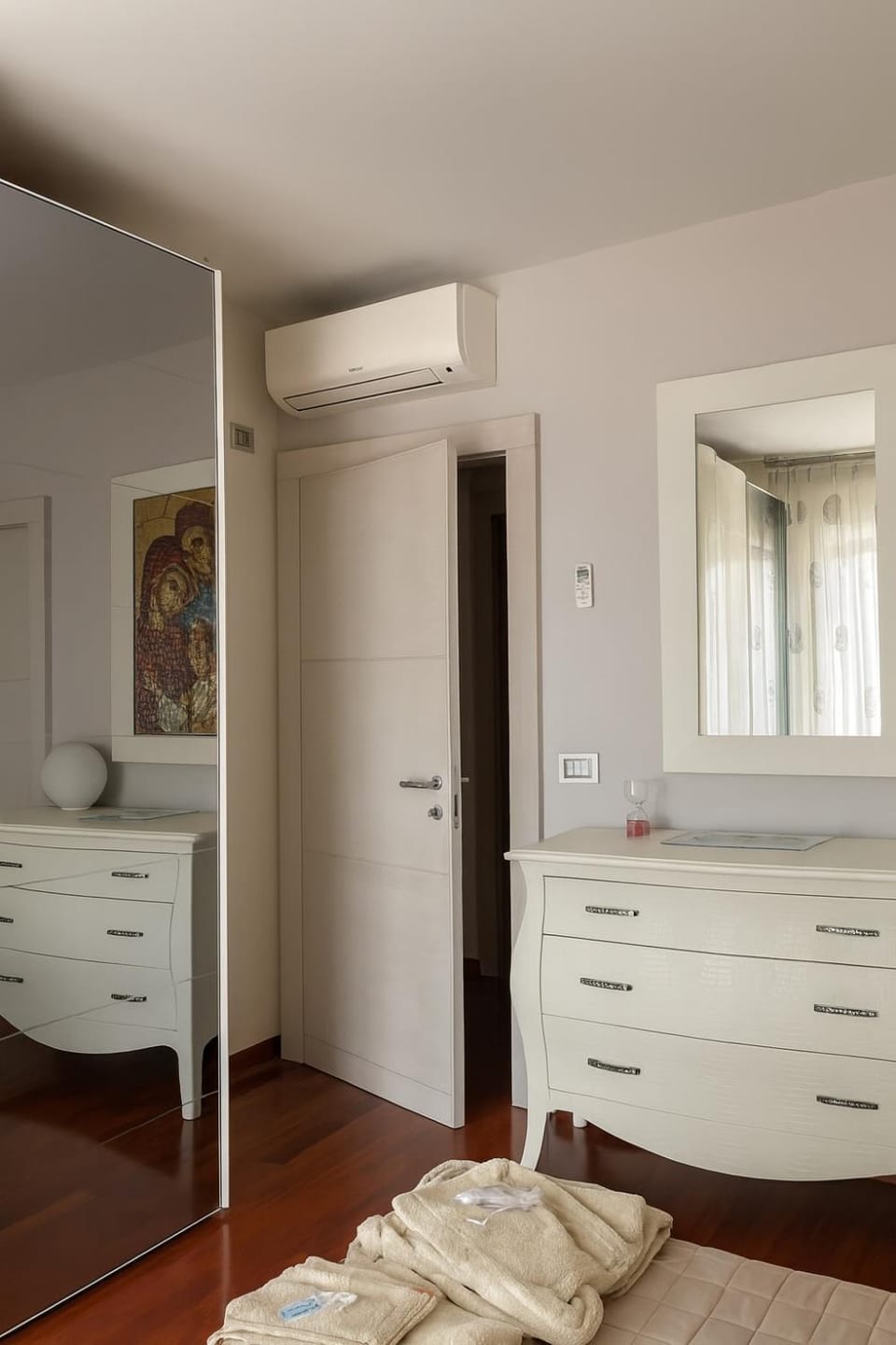 Bedroom, air conditioner