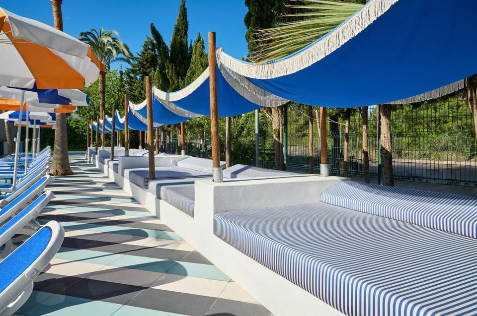 Swimming pool, sunbed