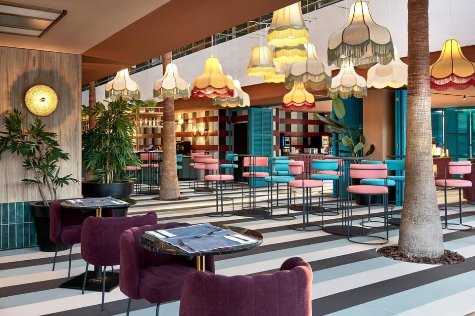 Restaurant/places to eat, Lounge or bar