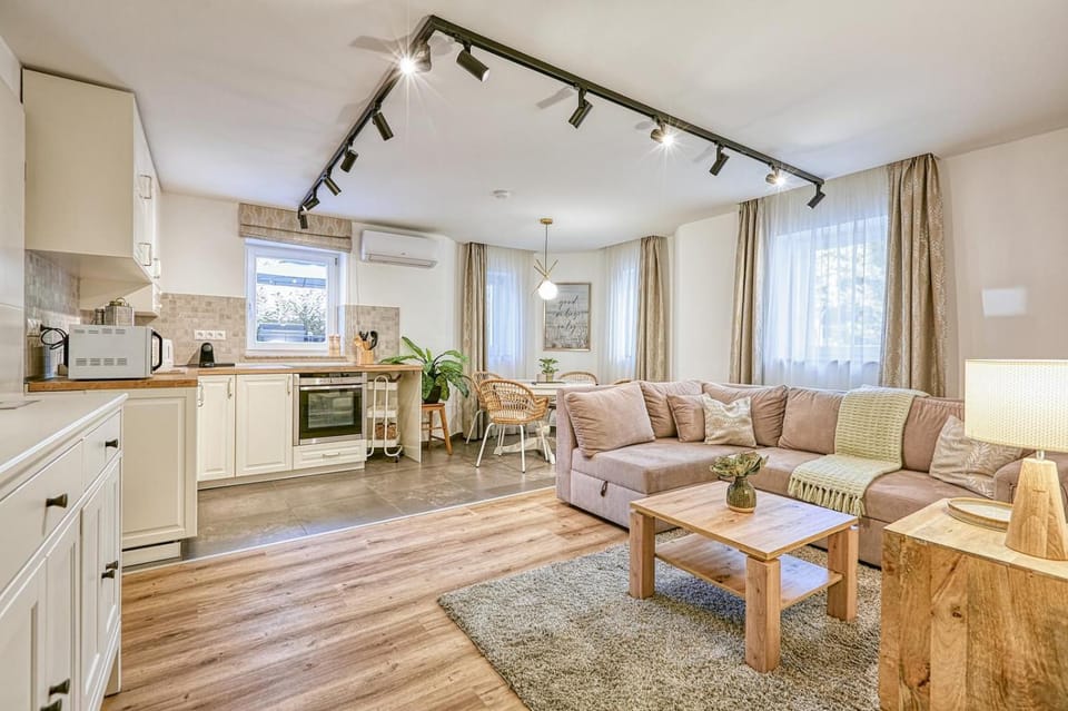 Kitchen or kitchenette, Living room, Seating area, Dining area, minibar, pet friendly, stove, toaster