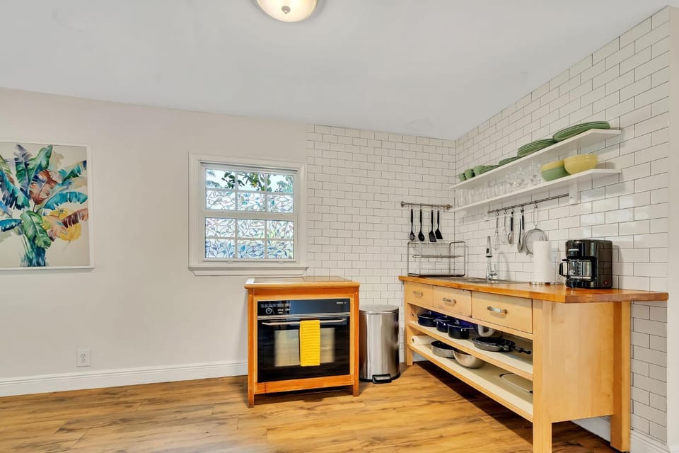Kitchen or kitchenette, pet friendly, stove